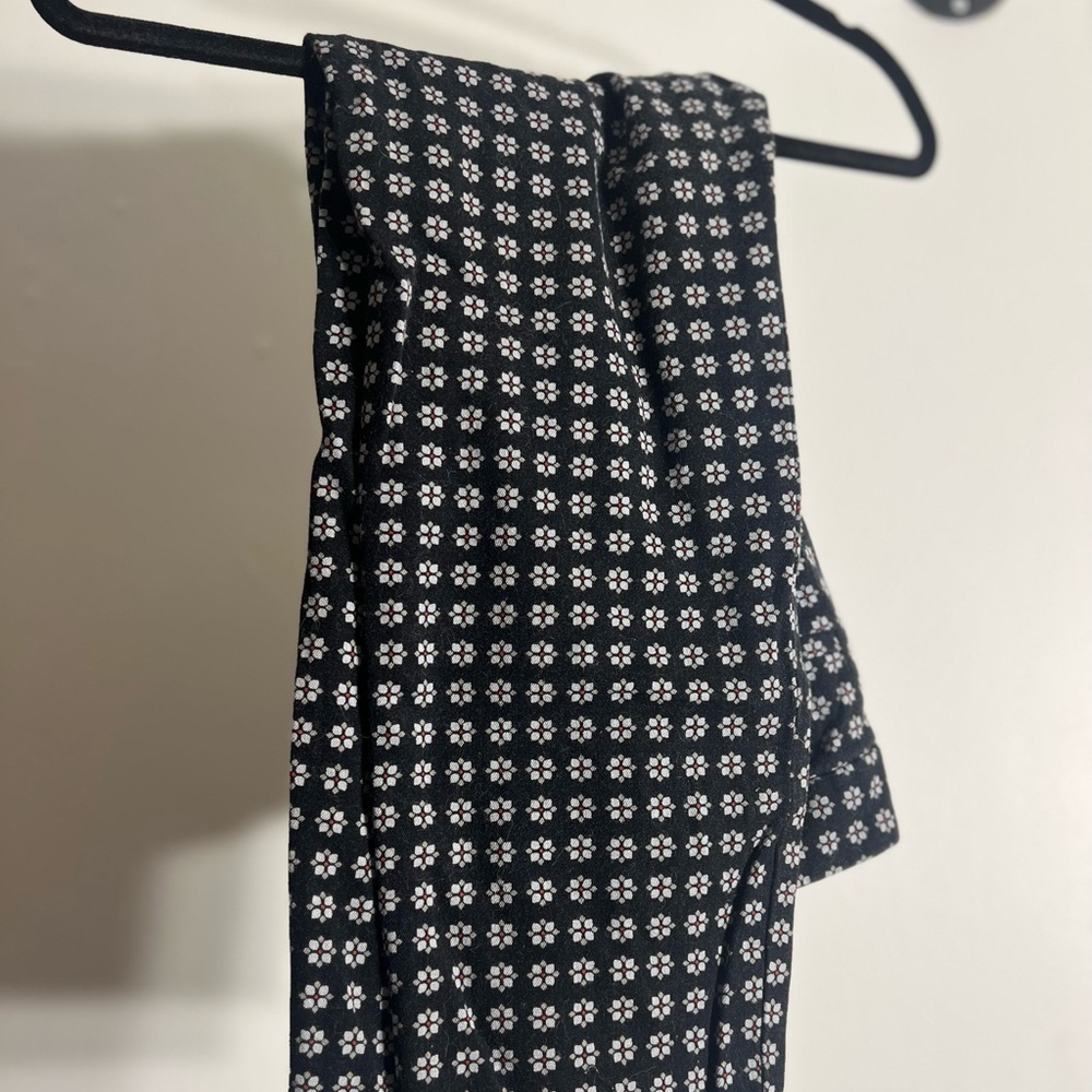 Black patterned Old Navy Pixie Pants, Straight Leg Cropped Ankle Cut